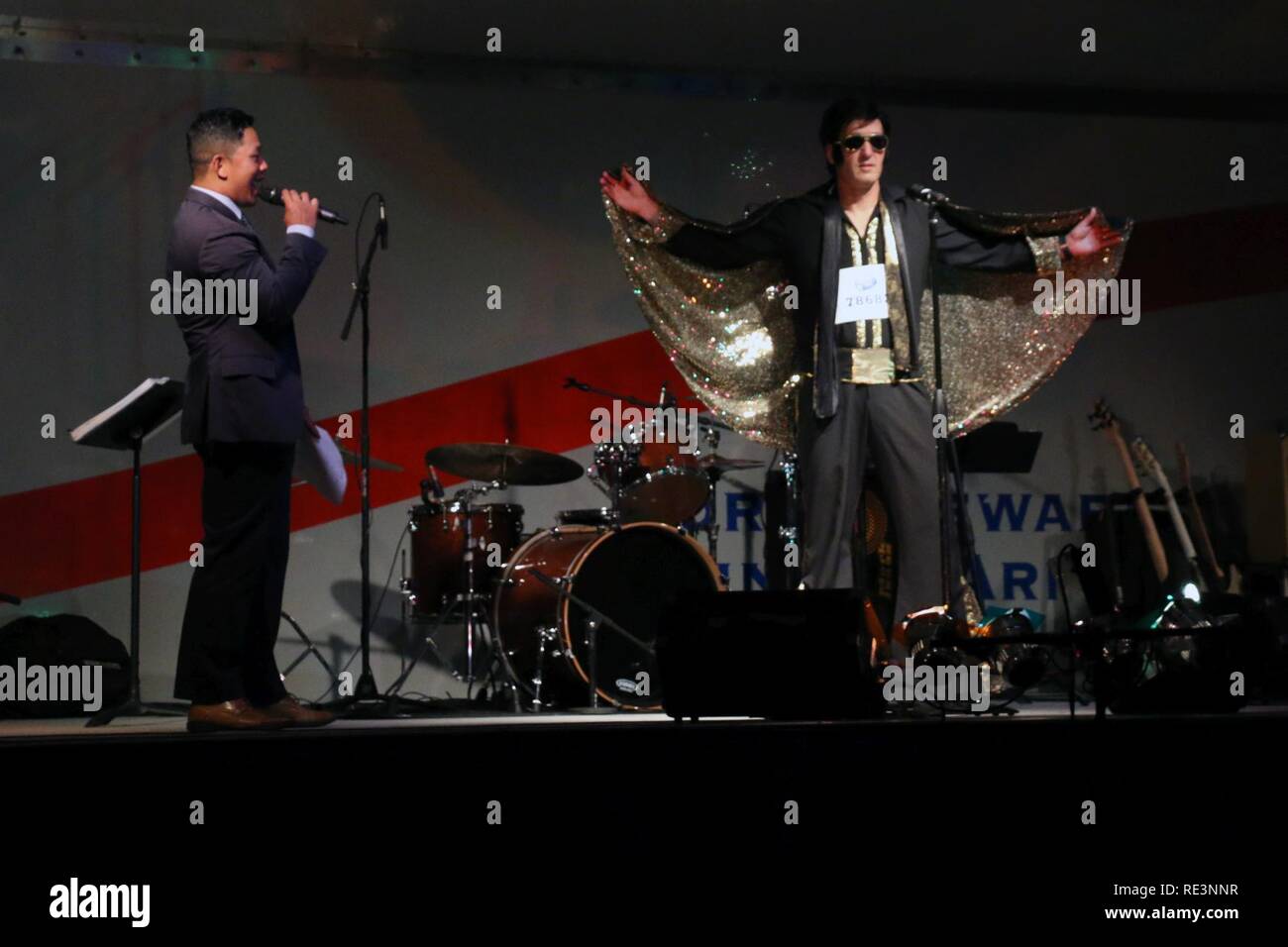 3.Infanterie Division Soldat und Elvis Imitator stellt auf der Bühne während der Woche Marne Marne Idol Gesangswettbewerb am Cottrell Feld Fort Stewart, Ga, 16. November 2016. Stockfoto