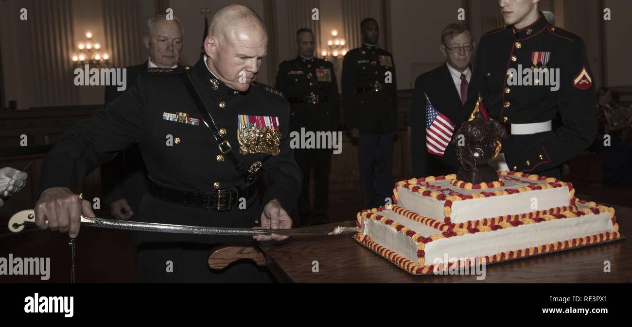 Kommandant des Marine Corps Gen. Robert B. Neller schneidet eine Geburtstagstorte im Haus Cake Cutting, Washington, D.C., November 15, 2016. Den Kuchen schneiden Zeremonie zu Ehren und 241 Geburtstag das Marine Corps' feiern. Stockfoto