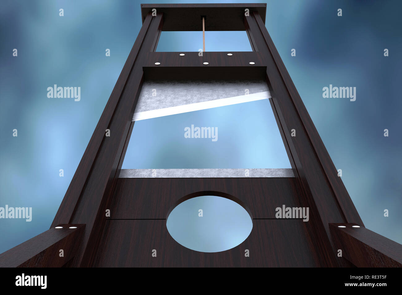 Guillotine Instrument für Zuzufügen, die Vollstreckung der Todesstrafe durch Enthauptung und dramatische Cloud Hintergrund. Alte Holz- instrument für die Ausführung. Nahaufnahme Stockfoto