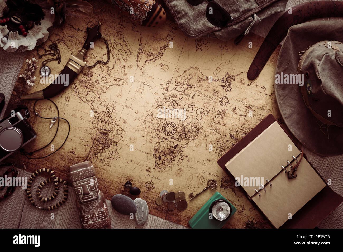 Alte Karte, Vintage Travel Ausrüstung und Souvenirs aus den Reisen rund um die Welt / Platz für Text Stockfoto