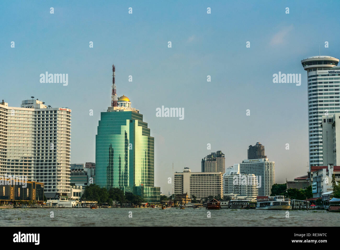 Ein Blick entlang der Sky scrapper gesäumt Chao Phraya River, Bangkok, Thailand. Stockfoto
