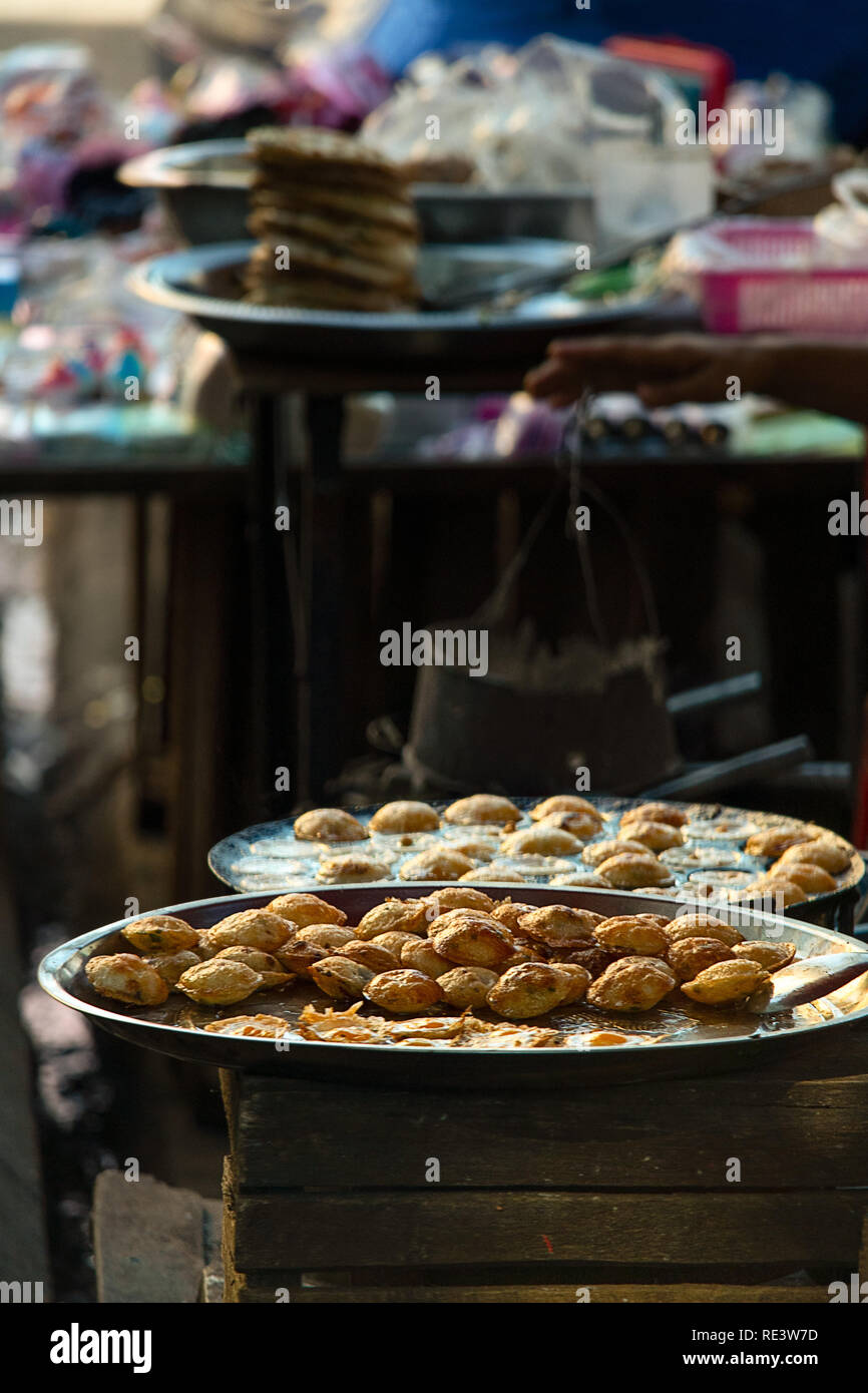 Gerichte der beliebten bereit zu essen, Mont Lin Ma Yar - Wachtelei Snacks, Street Food, Myanmar. Stockfoto