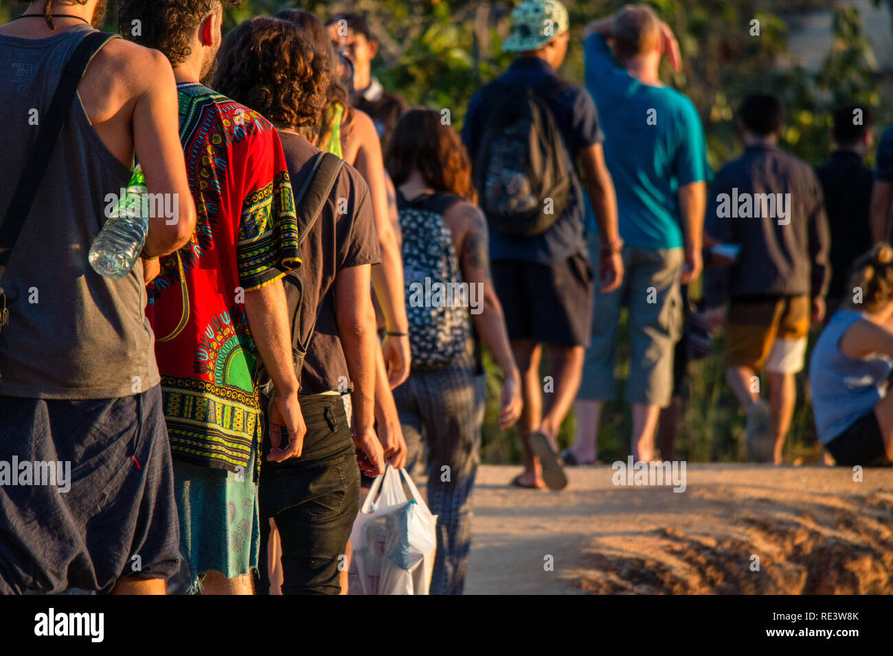 Eine Linie der westlichen Backpacker und Reisende Spaziergang durch die Pai Canyon Sonnenuntergang zu beobachten. In Nordthailand. Stockfoto