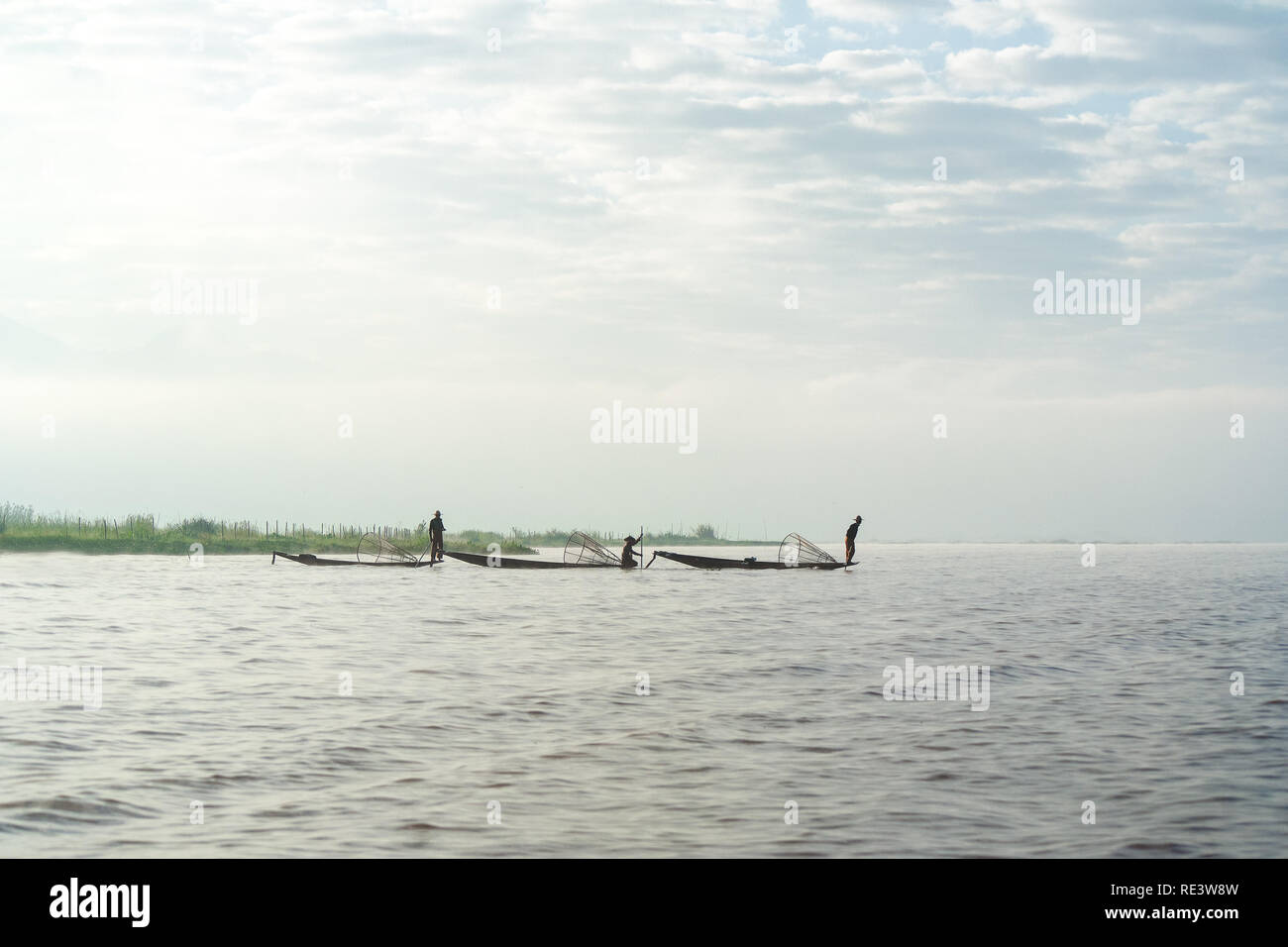 Fisherman Intha der Inle See, Angeln in ihren traditionellen Stil in den frühen Morgen. Stockfoto