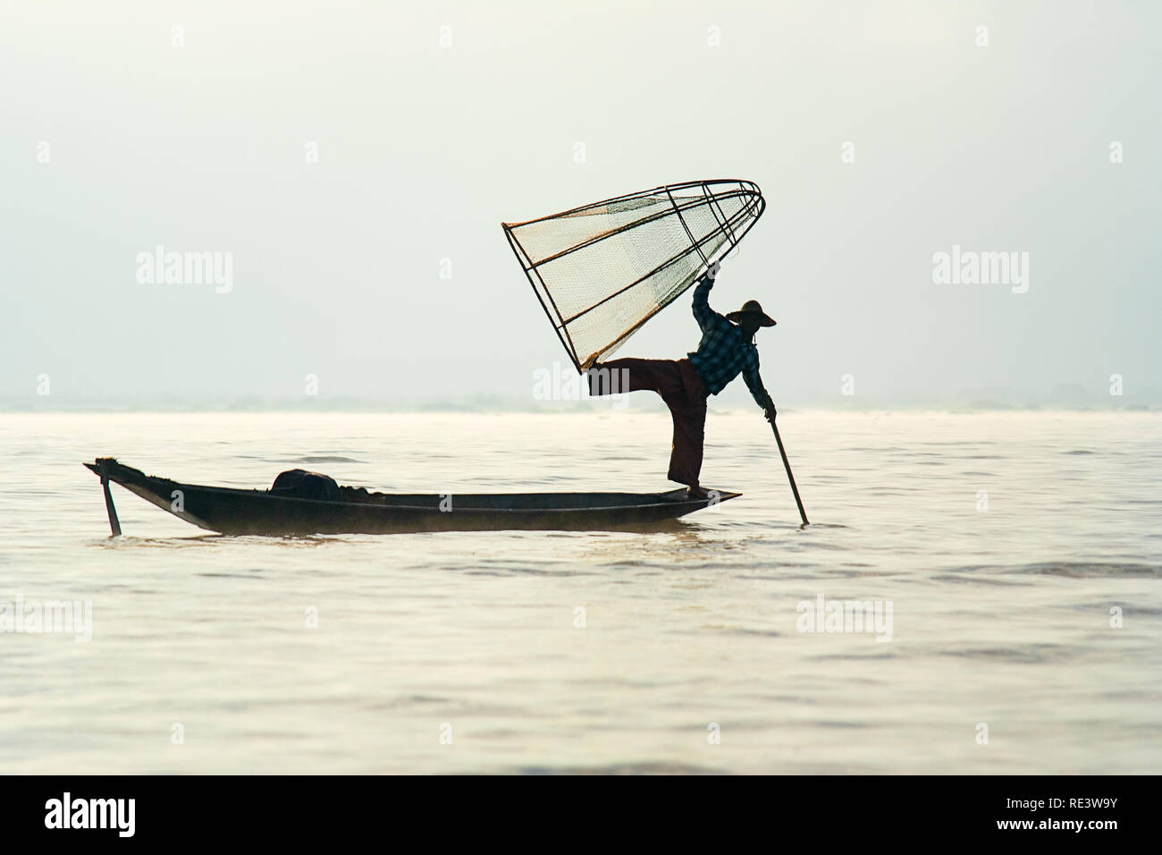 Fisherman Intha der Inle See, Angeln in ihren traditionellen Stil in den frühen Morgen. Stockfoto