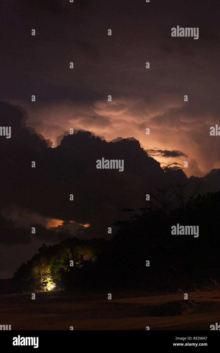 Eine Erfassung von einem Blitz Flash hinter Wolken als der Sturm rollt über Koh Jum Insel, Thailand. Stockfoto