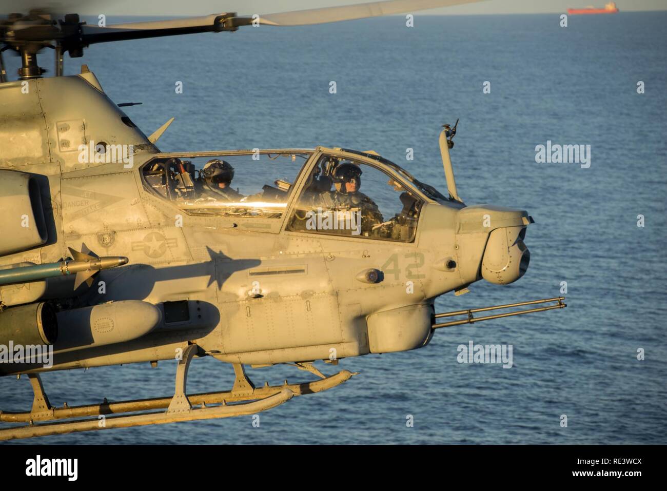 Pazifischer Ozean - EIN AH-1Z Viper bereitet an Bord der USS America (LHA 6), 17. November 2016 zu landen. Die Crew der USS Amerika bereitet sich auf den Blitz Träger Proof of Concept Demonstration. Stockfoto