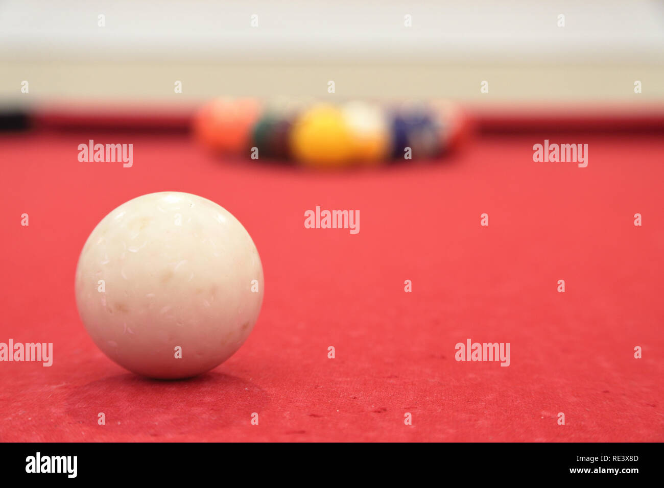 Billard Billardtisch mit cue Ball im Fokus, im Rack Kugeln sehr aus foucs, geringe Tiefenschärfe Stockfoto