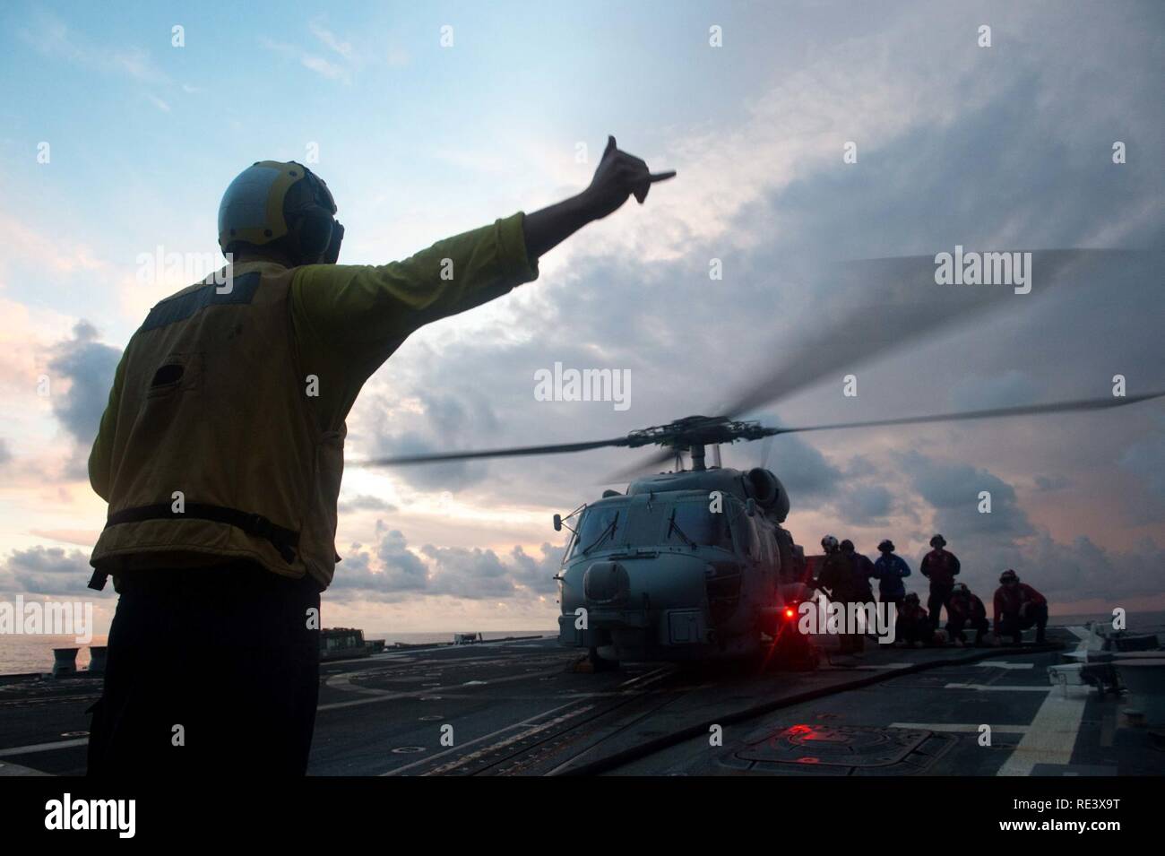 SOUTH CHINA SEA (Nov. 17, 2016) Petty Officer 3rd Class Robert McGuire, in die Vorwärts-Einsatz der Arleigh-Burke-Klasse geführte Anti-raketen-Zerstörer USS McCampbell (DDG85), Signale der Betankung Besatzung während eines heißen Pumpe mit einem MH60R Seahawk Hubschrauber, der "Warlords" von Hubschrauber Maritime Strike Squadron (HSM) 51, bei der während der Zusammenarbeit flott Bereitschaft und Weiterbildung (Karat), 2016. CARAT ist eine Reihe von jährlichen maritime Übungen zwischen der US Navy, US Marine Corps und der bewaffneten Kräfte der neun Partner Nationen Bangladesch, Brunei, Kambodscha, Indonesien, Malaysia, den Philipp zu gehören Stockfoto