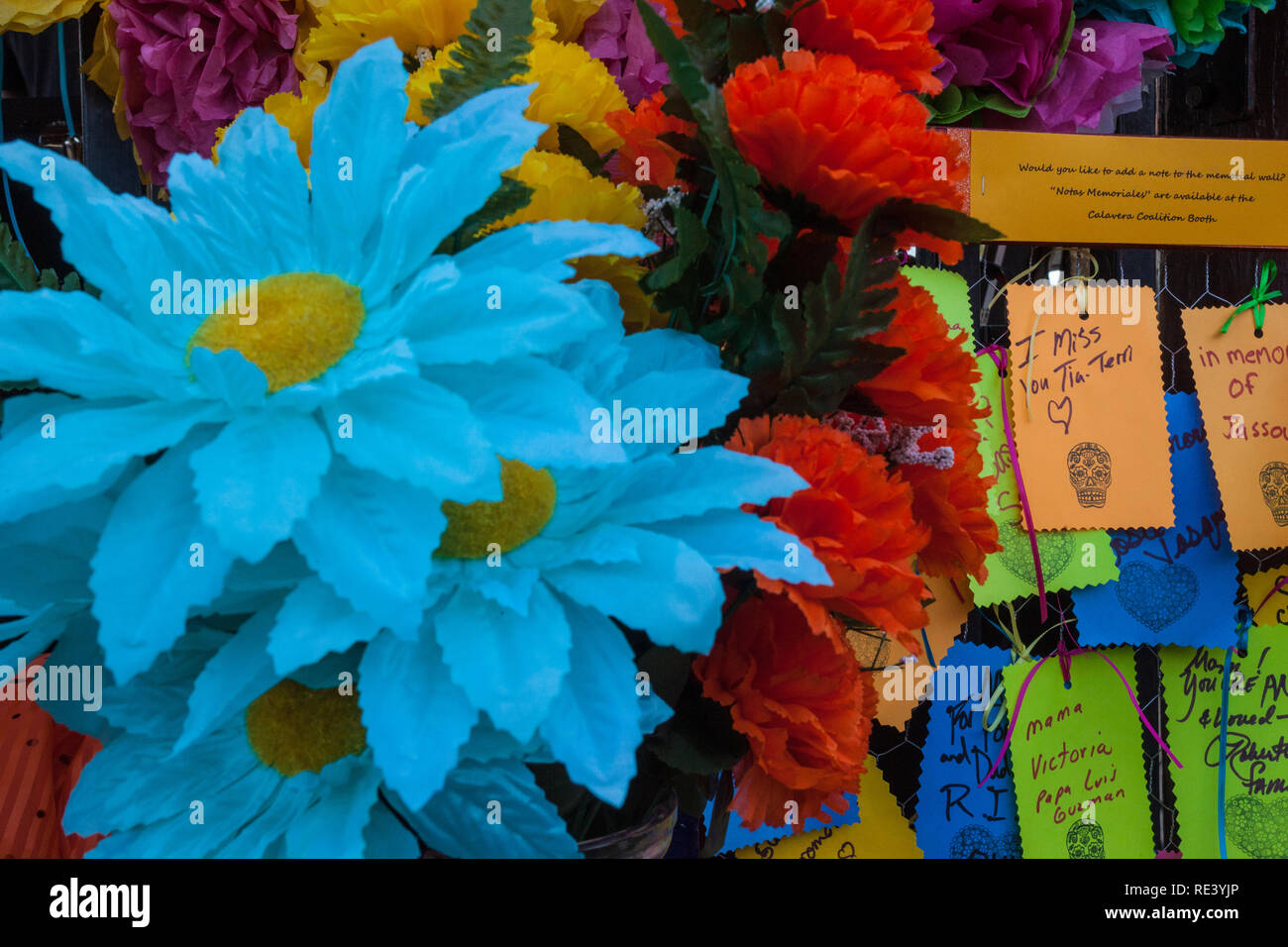 Die Gemeinschaft Altar mit bunten Blumen und Meldungen an der Dia de Los Muertos/Tag der Toten Festival in Mesilla, New Mexico, USA Stockfoto