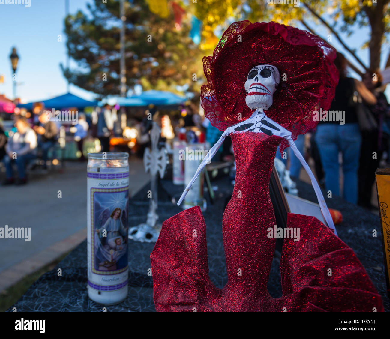 Ein weibliches Skelett Abbildung als Catrina in ein rotes Kleid an der Dia de Los Muertos/Tag der Toten altar in Mesilla, New Mexico, USA Stockfoto