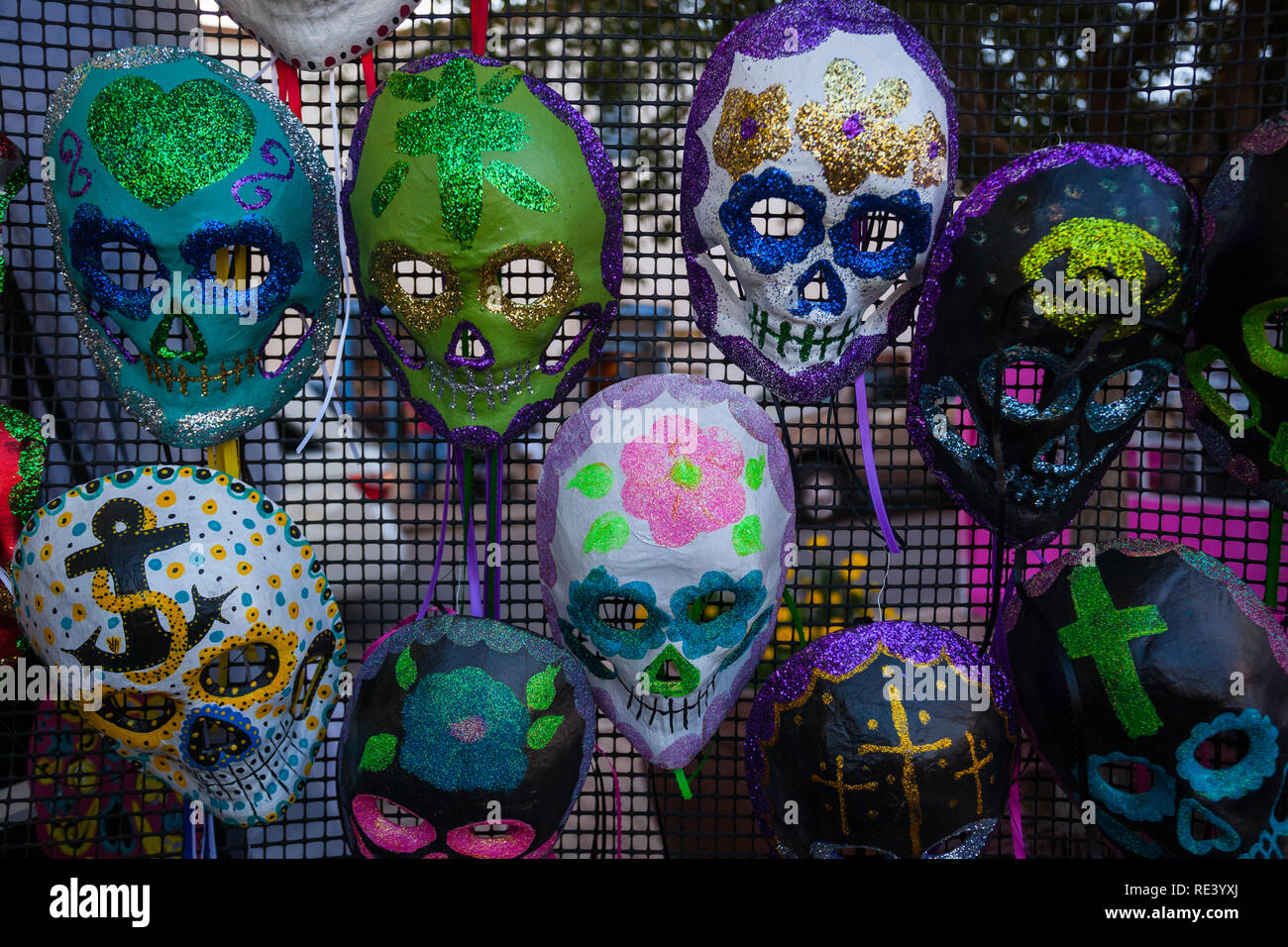 Eine Sammlung von bunten Schädel Masken oder calacas an der Dia de Los Muertos/Tag der Toten Festival in Mesilla, New Mexico, USA Stockfoto