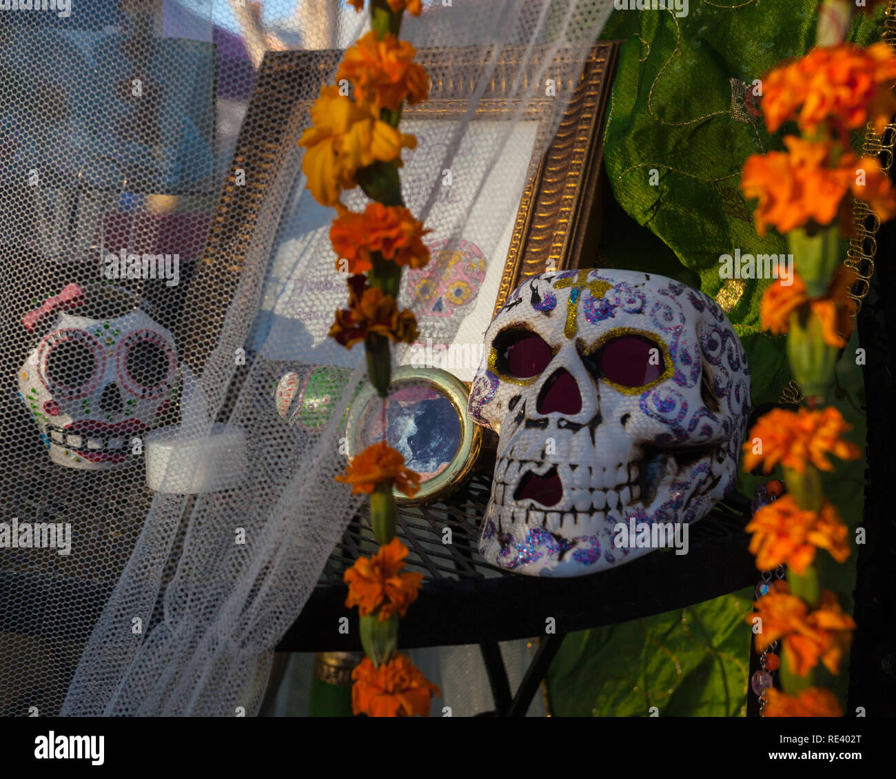 Ein Altar mit bunten Zucker Schädel/calaveras an der Dia de Los Muertos/Tag der Toten Festival in Mesilla, New Mexico, USA Stockfoto