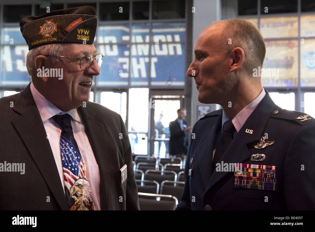 Oberst Ryan Samuelson, 92nd Air Refuelling Wing Commander, spricht mit Jerry Herker, Kriegsveteranen Post 51 Commander, während eines Veterans Day Zeremonie Nov.11, 2016, an der Spokane Arena. Samuelson sprach mit lokalen Veteranen und Hinterbliebene von Soldaten, die in der Linie der Aufgabe getötet. Stockfoto