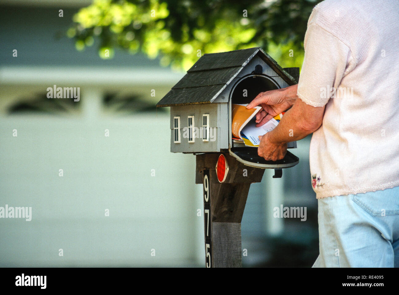 Reifen Home Eigentümer Sammeln von E-Mail an private Mailbox, USA Stockfoto