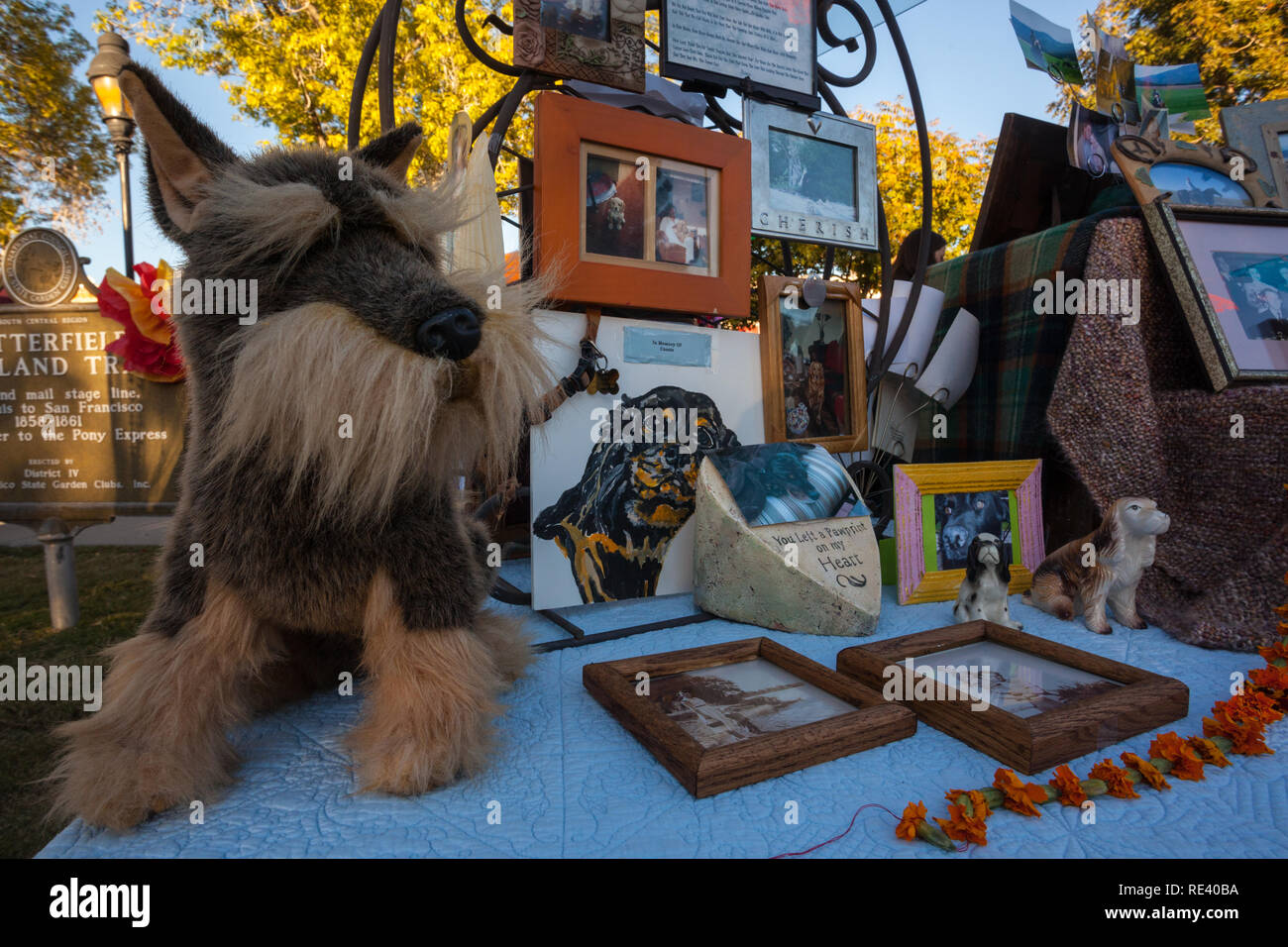 Ein Altar für Haustiere mit einem Plüschtier schnauzer und Hund Figuren an der Dia de Los Muertos/Tag der Toten Festival in Mesilla, New Mexico, USA Stockfoto