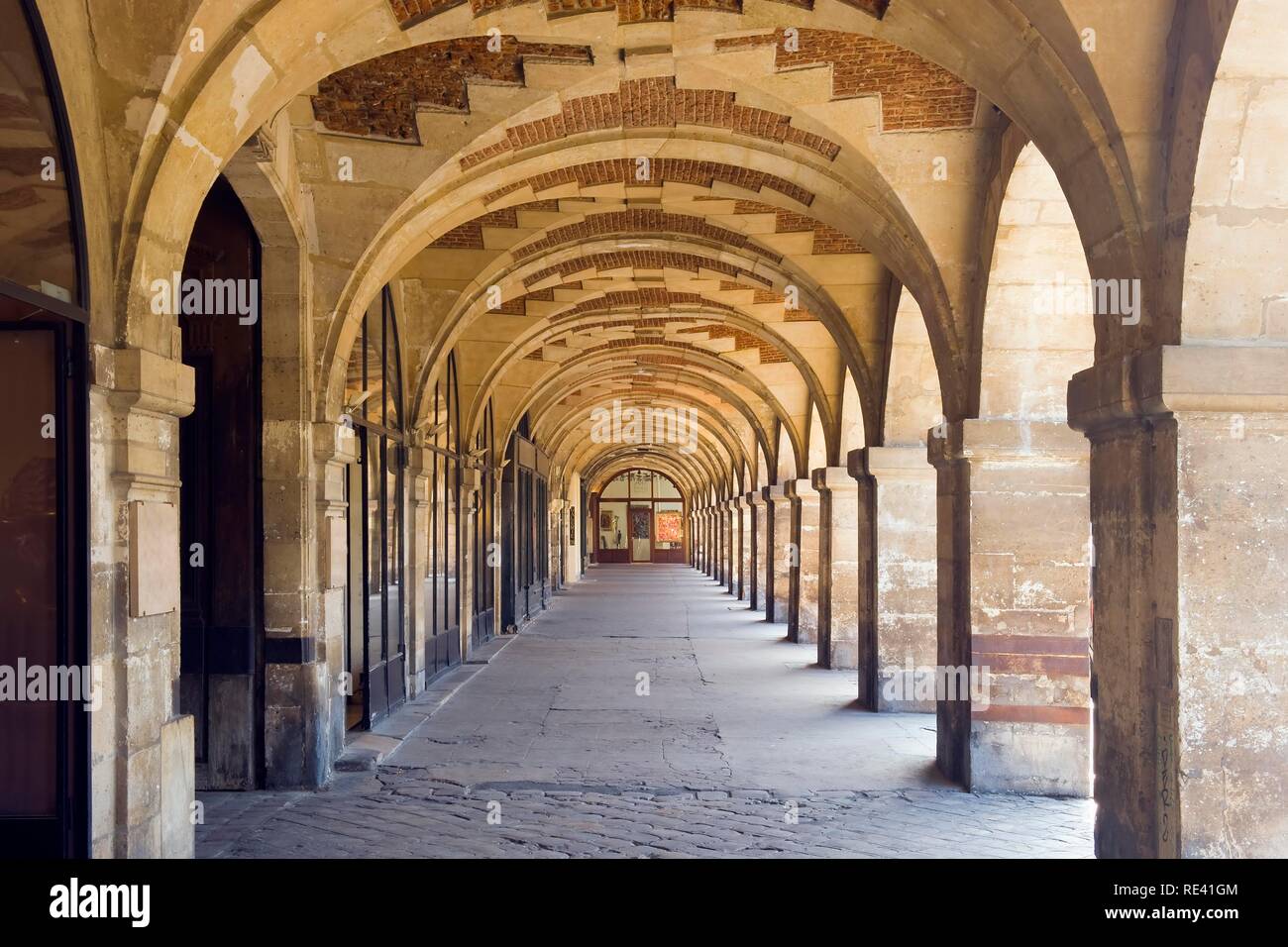 Schattige Arkaden, Place des Vosges, Viertel Le Marais, Paris, Frankreich, Europa Stockfoto