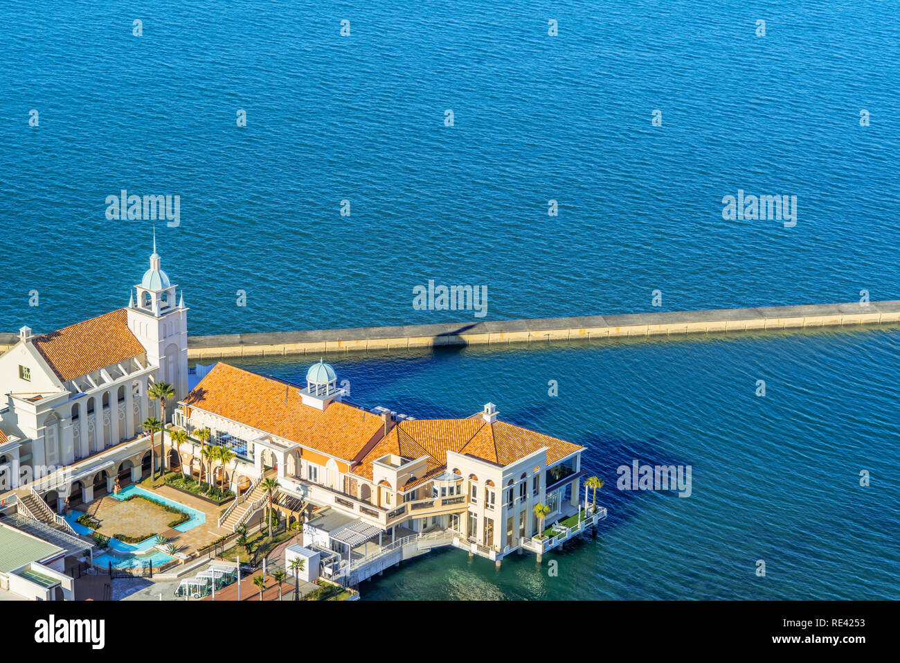 Asien Business Konzept für Immobilien und Corporate Bau - Panoramablick auf Meer Luftbild unter strahlend blauen Himmel und Sonne in Fukuoka, Japan Stockfoto