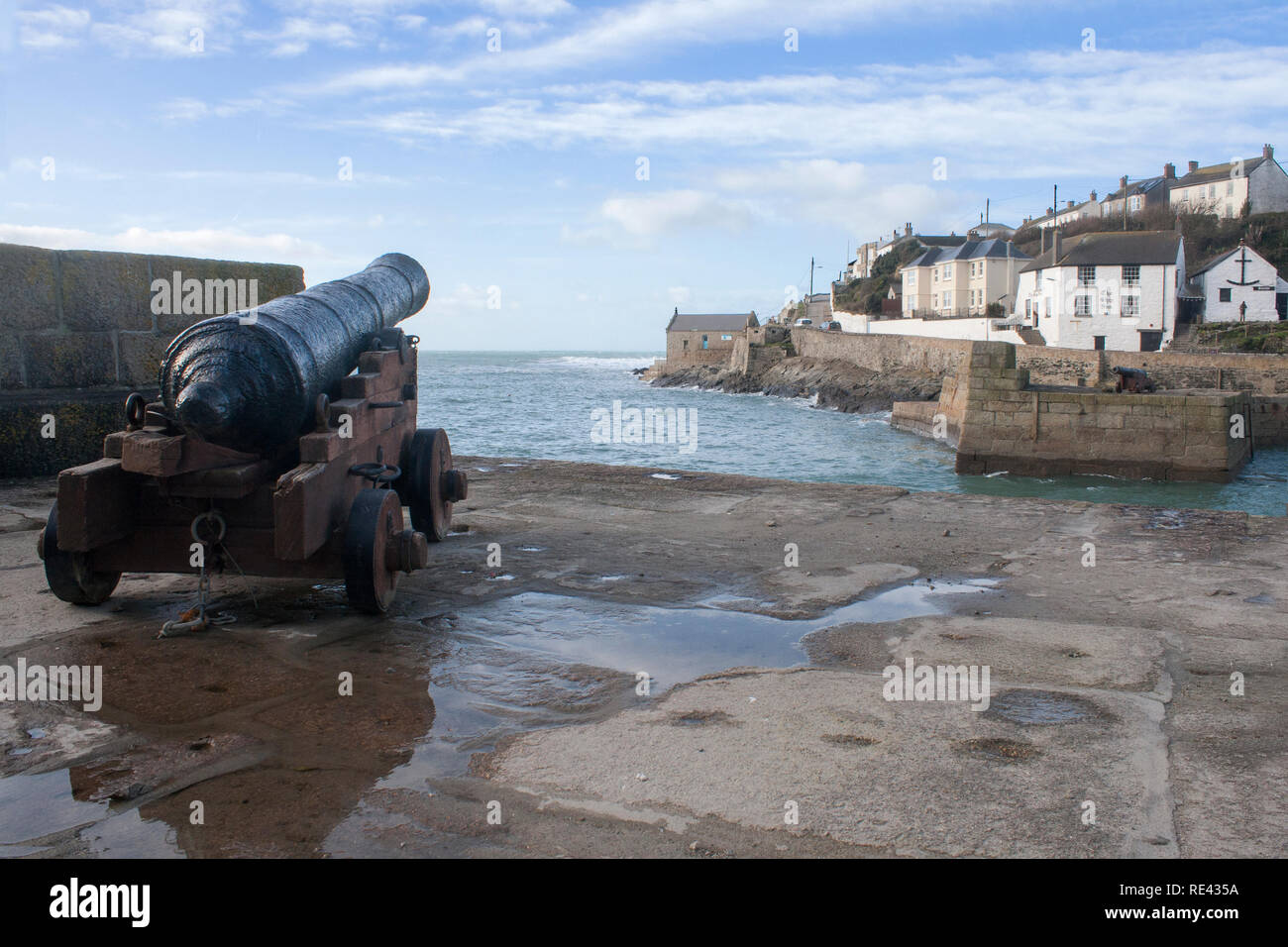 Eine Kanone aus dem Wrack der HMS Anson, Loe Bar, Camborne, Helston, Cornwall geborgen Stockfoto