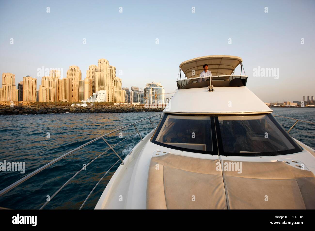 Fahrt auf einer Yacht vor der Skyline von Dubai Marina, Yacht Club, Distrikt im Süden von Dubai, Vereinigte Arabische Emirate Stockfoto