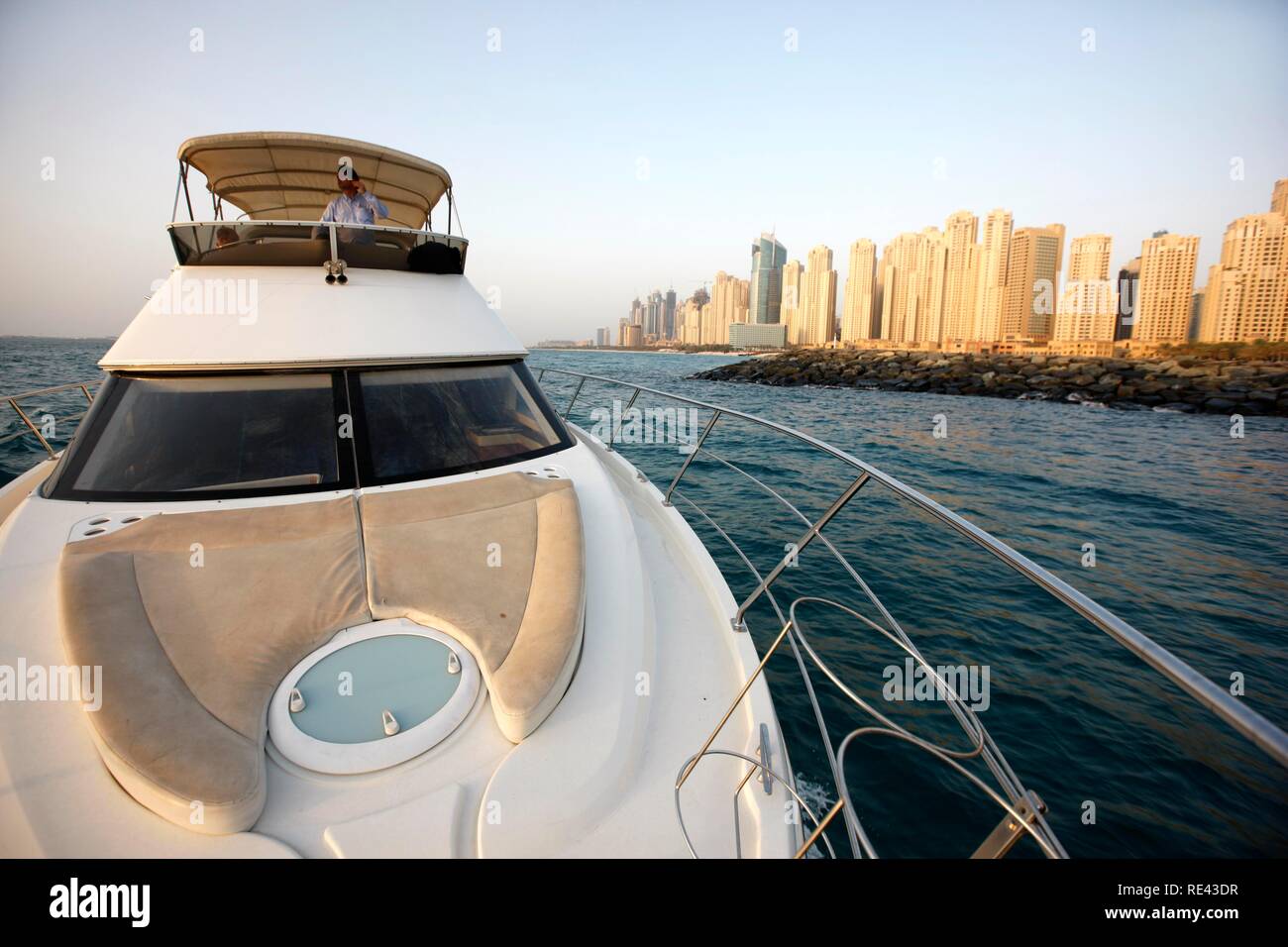 Fahrt auf einer Yacht vor der Skyline von Dubai Marina, Yacht Club, Distrikt im Süden von Dubai, Vereinigte Arabische Emirate Stockfoto