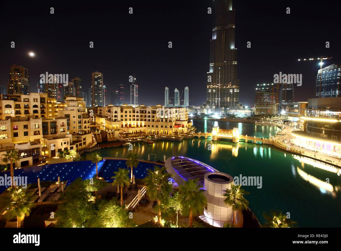 Burj Dubai, dem höchsten Gebäude der Welt, und der Poolbereich des Luxushotels die Adresse, Teil der Innenstadt von Dubai Stockfoto