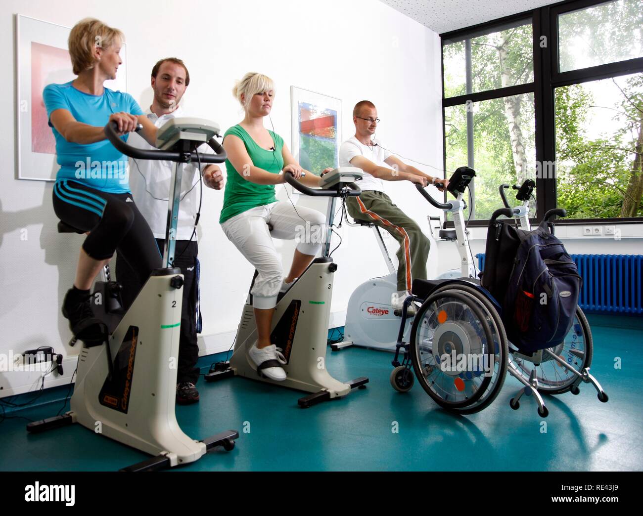 Patienten während Herz-Kreislauf-Training mit Herzfrequenz und Puls Überwachung, Physiotherapie, Physikalische Therapie in einem Stockfoto