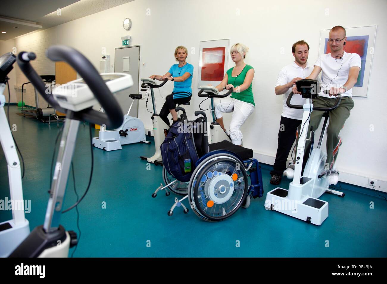 Patienten während Herz-Kreislauf-Training mit Herzfrequenz und Puls Überwachung, Physiotherapie, Physikalische Therapie in einem Stockfoto