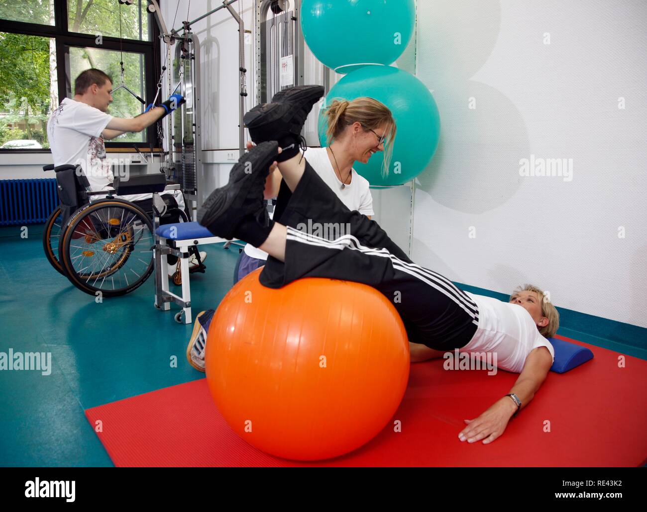 Gymnastische Übungen mit einer Therapie ball, Physiotherapie, Physikalische  Therapie in der neurologischen Rehabilitation Center, Bonn Stockfotografie  - Alamy