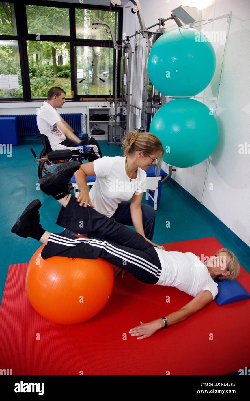 Gymnastische Übungen mit einer Therapie ball, Physiotherapie, Physikalische Therapie in der neurologischen Rehabilitation Center, Bonn Stockfoto