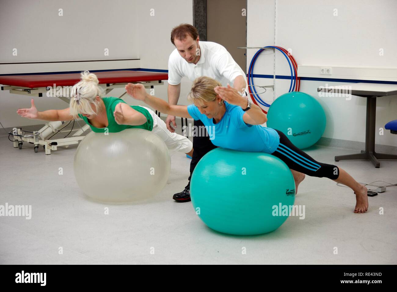 Physiotherapeutische Übungen mit gymnastikbällen, Physikalische Therapie in der neurologischen Rehabilitation Center, Bonn Stockfoto