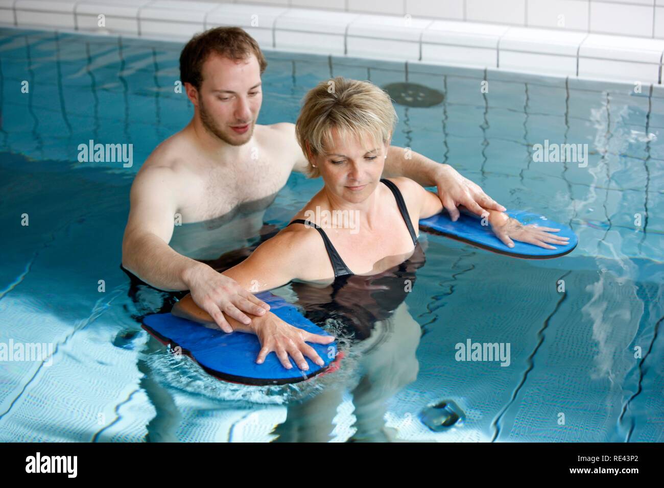 Individuelle Therapie in einem beheizten Pool, Physikalische Therapie in der neurologischen Rehabilitation Center, Bonn, Nordrhein-Westfalen Stockfoto