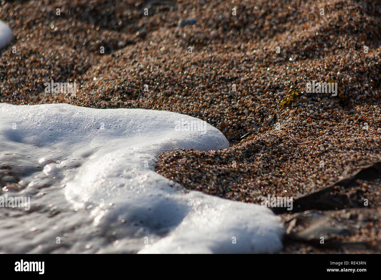 Tauchen Sie in sandige Fußstapfen am Porthleven Beach, Cornwall, Großbritannien Stockfoto