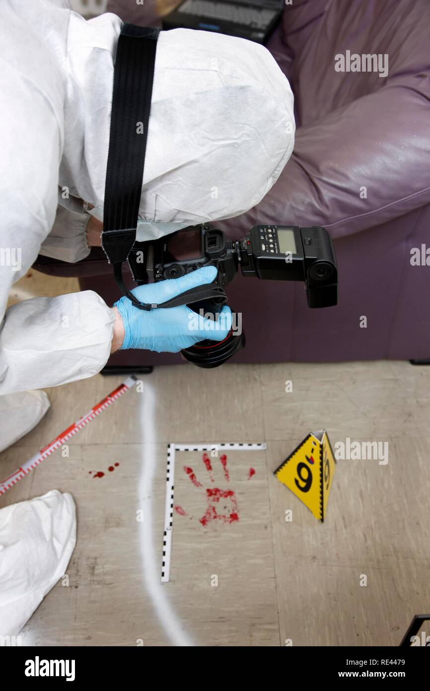 Fotografische Sicherung von forensischen Beweisen, vom Offizier der C.I.D., der Kriminalpolizei, die während der Sicherung Stockfoto