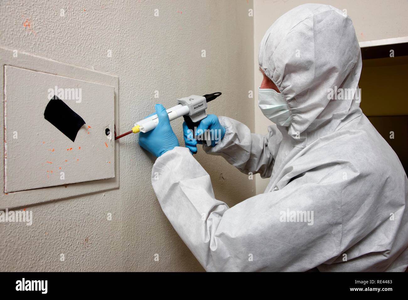 Forensische Beweise eines brechen in einer sicheren gesichert mit Abformmaterial, Offizier der C.I.D., die Kriminelle, Stockfoto