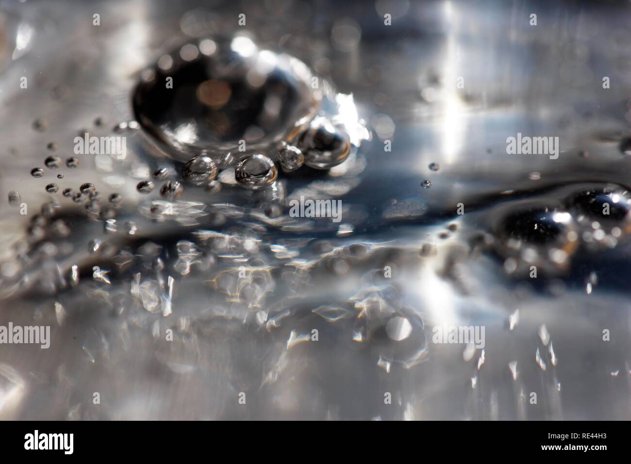 Bläschen in einer Flüssigkeit, Kohlendioxid in Mineralwasser Stockfoto