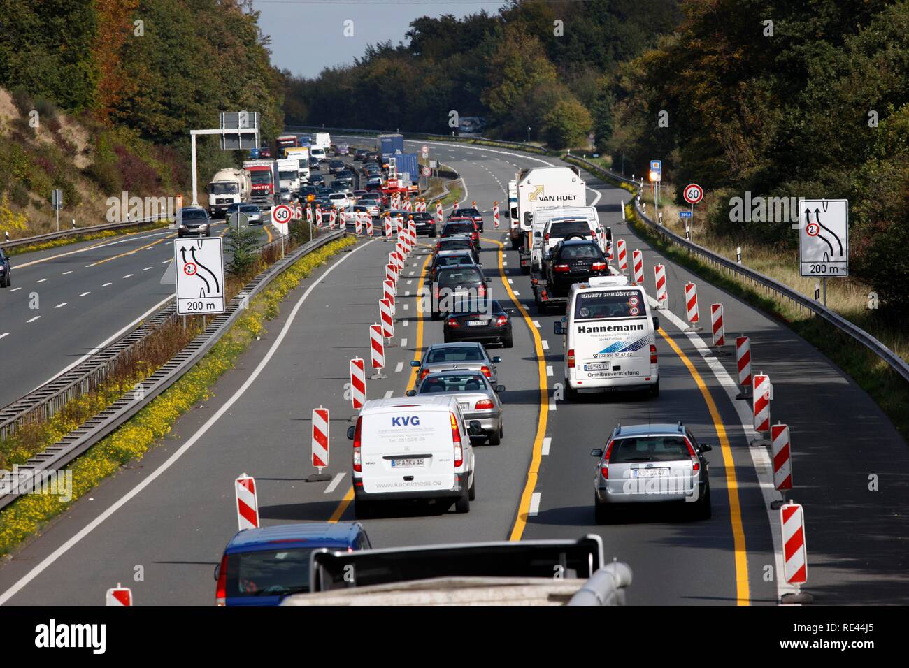 Stau bei der Reduktion von 3 auf 2 Fahrstreifen einer Autobahn Baustelle auf der Autobahn A 2, in der Nähe von Bielefeld Stockfoto