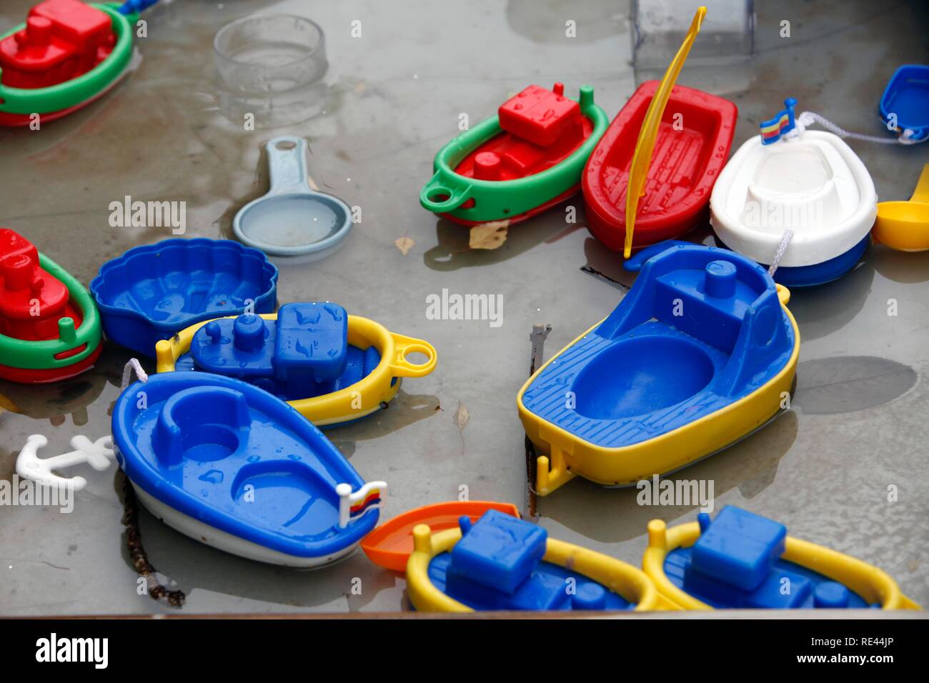 Boote, Schiffe, Spielzeug aus Kunststoff für Kinder auf einem Wasserspielplatz Stockfoto