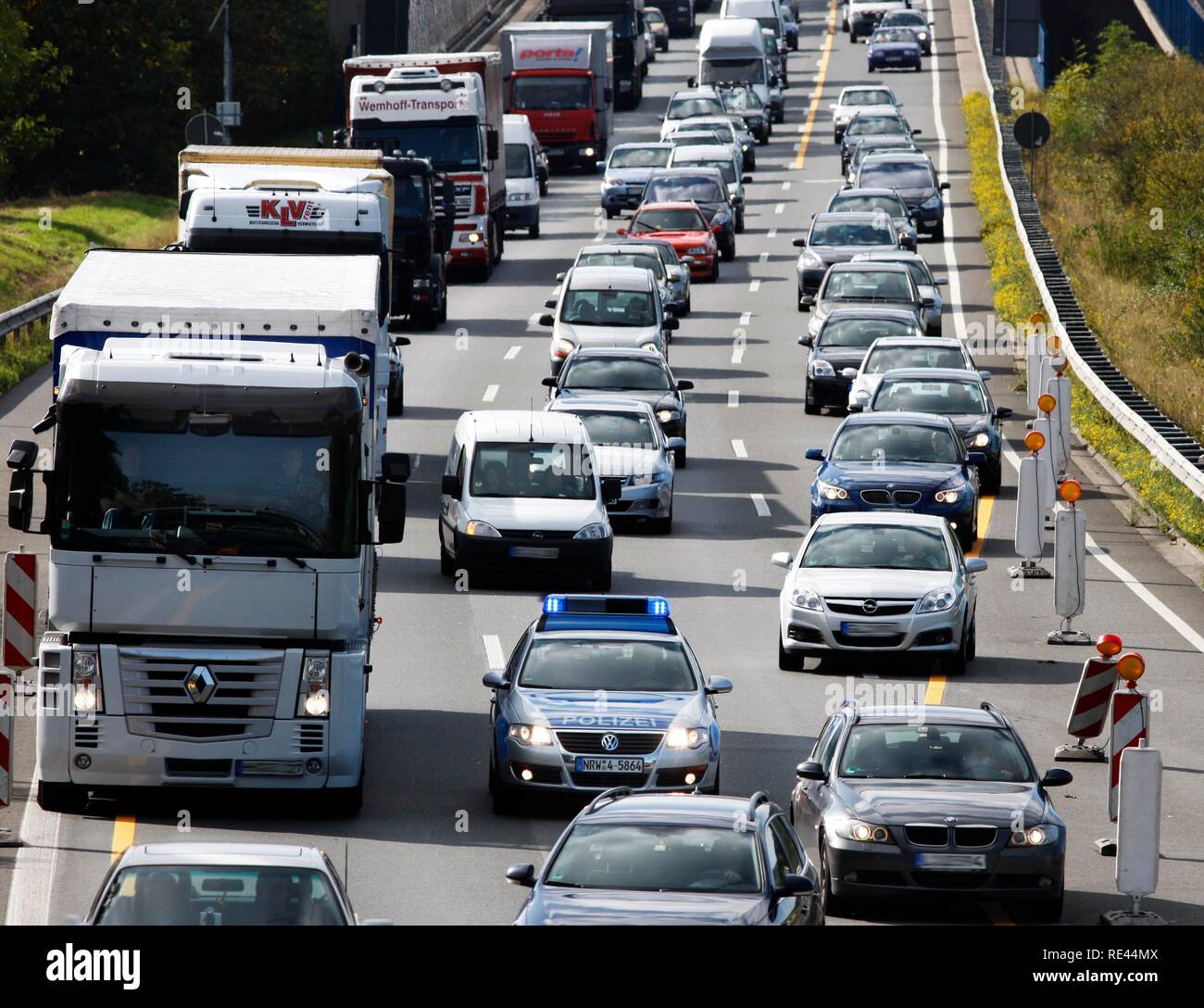 Polizei Streifenwagen der Autobahnpolizei Weben durch einen Stau zu einem Verkehrsunfall auf der Autobahn A2 zu erhalten Stockfoto