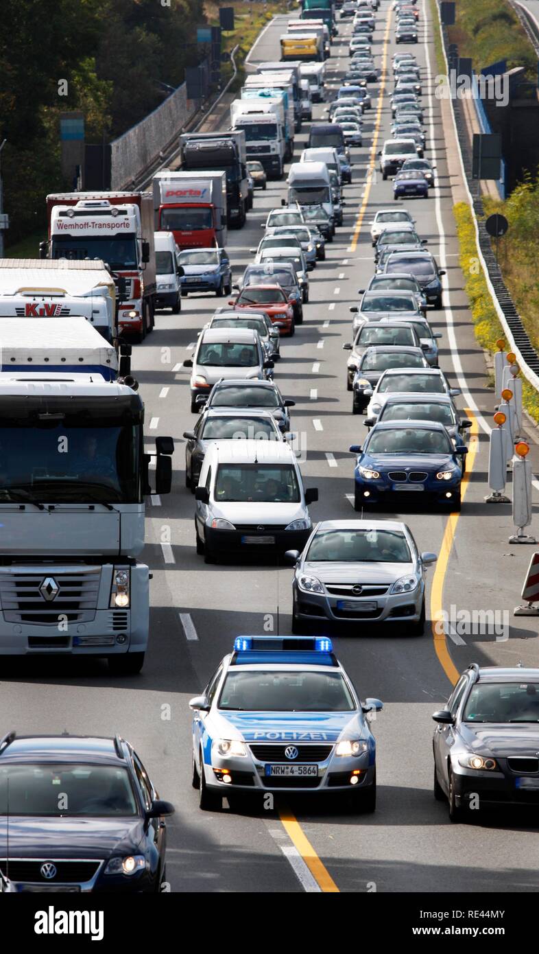 Polizei Streifenwagen der Autobahnpolizei Weben durch einen Stau zu einem Verkehrsunfall auf der Autobahn A2 zu erhalten Stockfoto