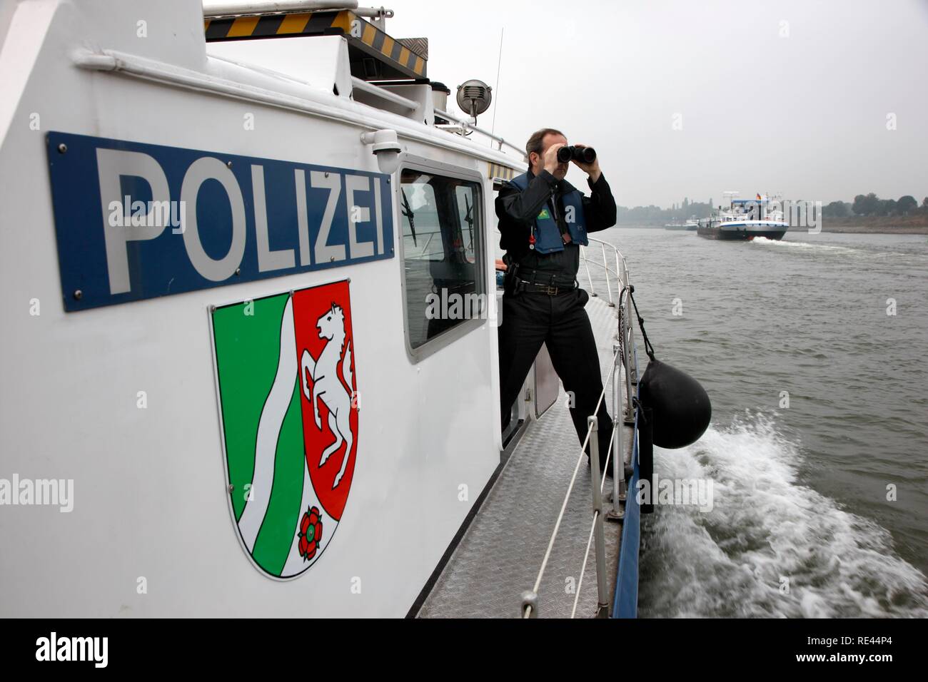 Boot der Wasserschutzpolizei Patrouillen auf dem Rhein bei Duisburg, Nordrhein-Westfalen Stockfoto