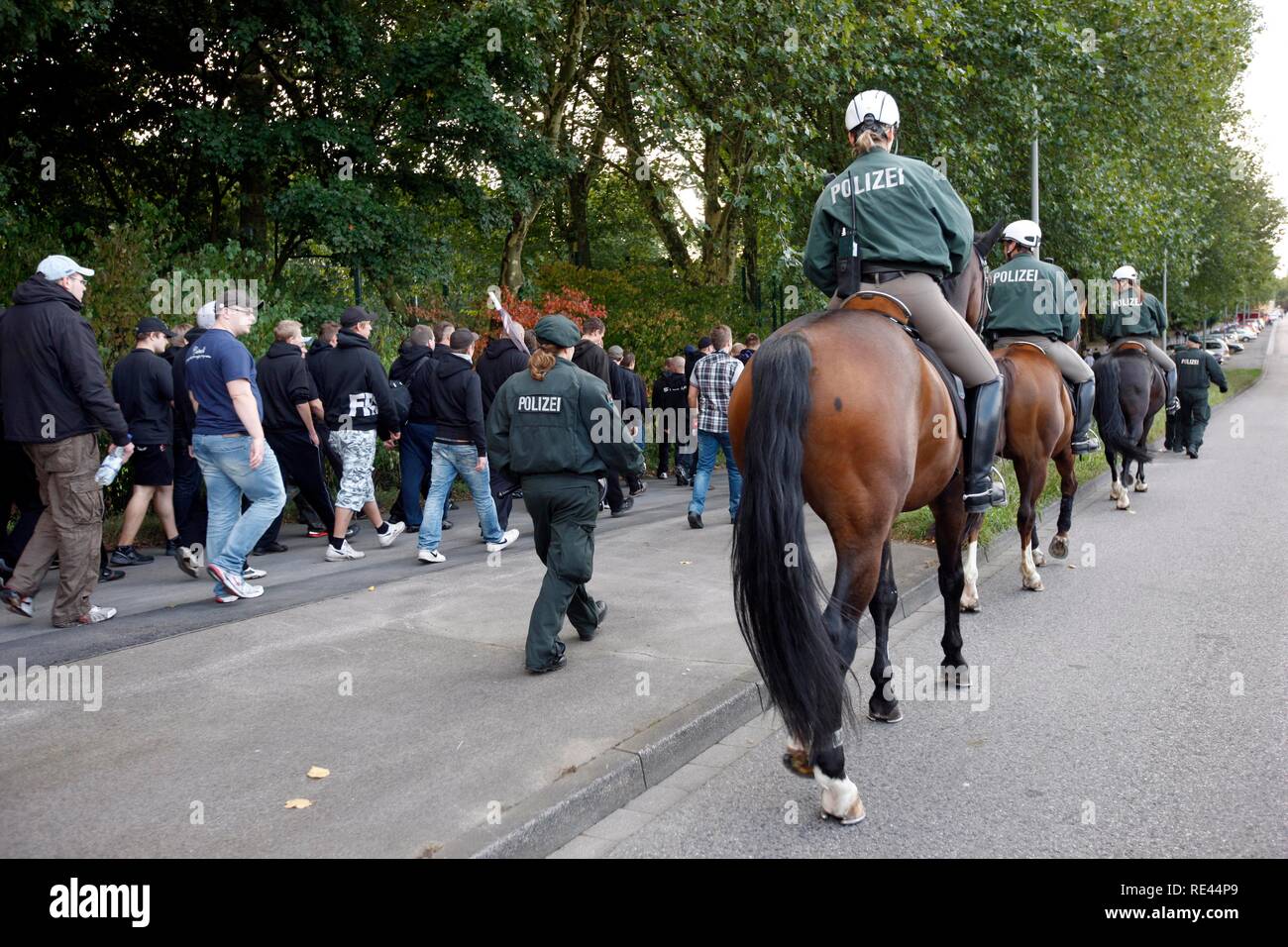 Berittene Polizei bei einem Polizeieinsatz bei einem Fußballspiel, begleitenden Fans zum Stadion Stockfoto