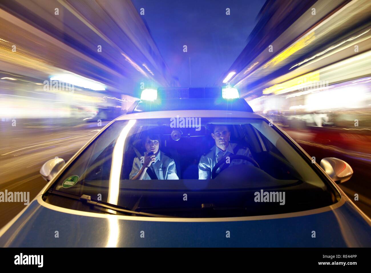 Polizei Auto mit Blaulicht bei Nacht in einer Stadt foto de Stock