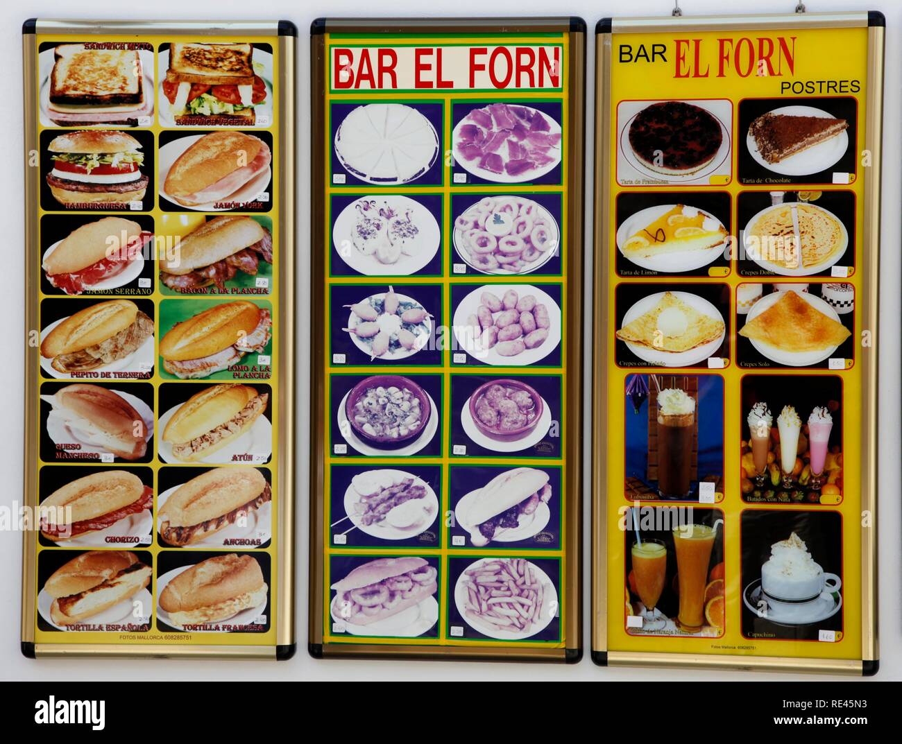 Auswahl an Gerichten, Menü mit Fotos in das Fenster eines touristischen Restaurant in der Altstadt von Guadalest, Spanien, Europa Stockfoto