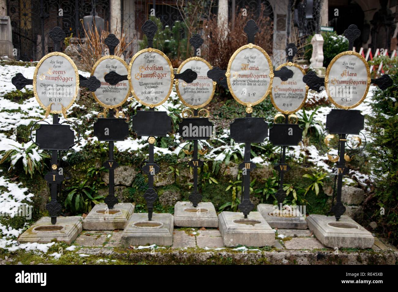Alte historische Gräber, schwere Kreuze in den Petersfriedhof, St. Peter  Friedhof, Salzburg, Österreich, Europa Stockfotografie - Alamy
