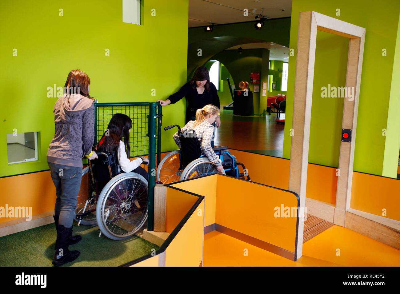 Haus Der Natur Museum Rollstuhl Wo Besucher Haben Kann Die Erfahrung Der Fortbewegung Im Rollstuhl Stockfotografie Alamy