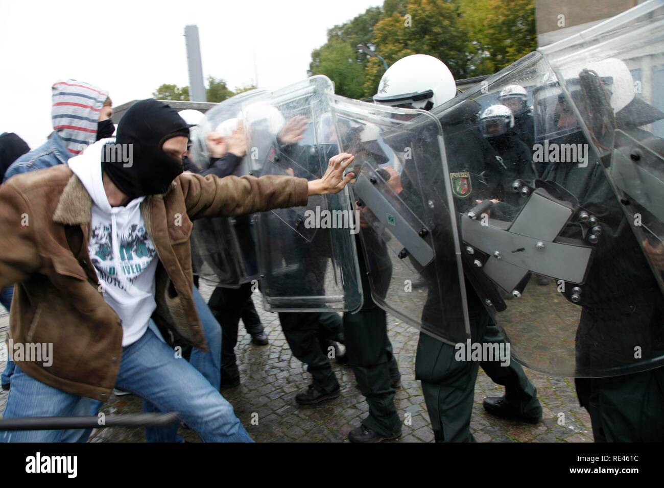 Jungen Polizisten lernen mit gewalttätigen Demonstranten während einer Übung zu beschäftigen, Nordrhein-Westfalen Stockfoto