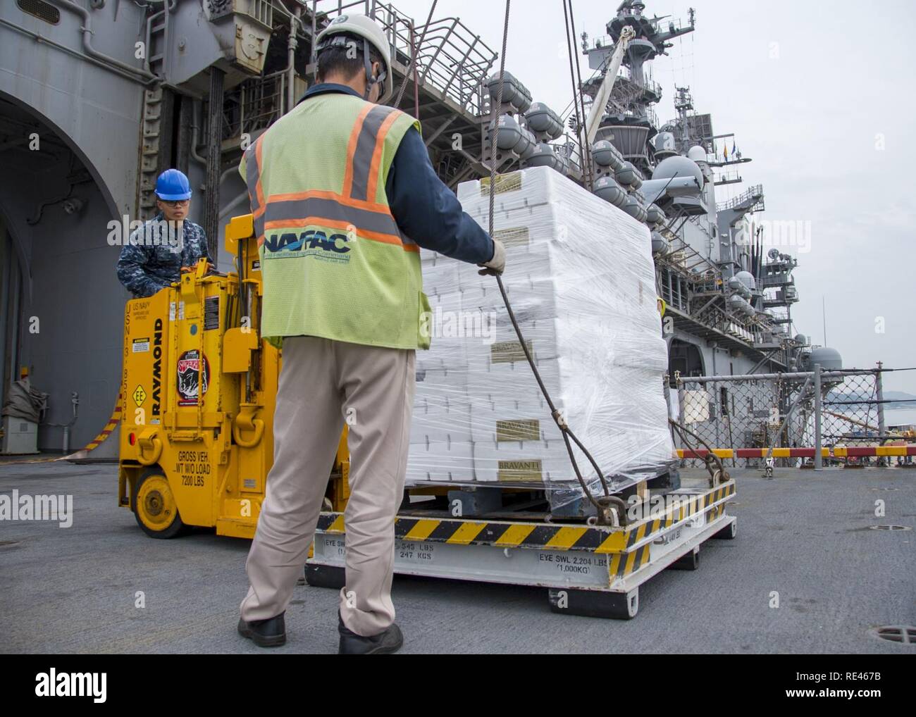 SASEBO, Japan (Nov. 21, 2016) Petty Officer 3. Klasse Erwin Louis (links), von Dededo, Guam, betreibt eine stand-und-reach-Stapler während eines Stores offload an Bord amphibisches Schiff USS BONHOMME RICHARD (LHD6). Bonhomme Richard, Vorwärts- und Sasebo, Japan bereitgestellt, das eine schnelle Reaktionsfähigkeit im Falle eines regionalen Kontingenz oder Naturkatastrophe zur Verfügung zu stellen. Stockfoto