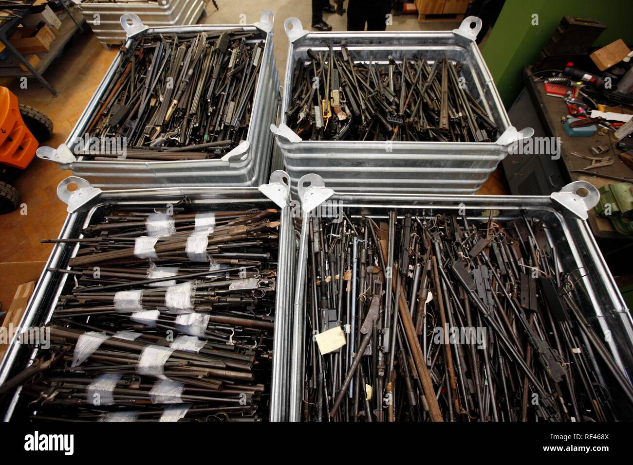 Illegale private Waffen, geliefert und im Landesamt für Zentrale Polizeiliche Dienste, Zentralinstitut für Polizei gesammelt Stockfoto