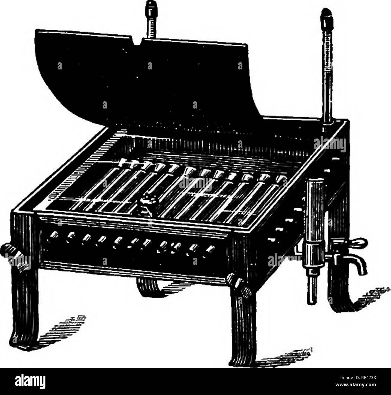 . Ein Lehrbuch der Bakteriologie; eine praktische Abhandlung für Studierende und Praktiker der Medizin. Die Bakteriologie. Die Zerstörung von Bakterien 71 In Anbetracht der Zeit der Exposition in einem Arnold Sterilisator, ist es wichtig, Zeit der Prozess aus der Zeit, als die Temperatur hat 100°C und nicht aus der Zeit der Beleuchtung die Flamme zu erreichen. Das Prinzip der fraktionierten Sterilisation bei niedrigen Temperaturen ist die ap-auch für die Sterilisation der Stoffe, die nicht sub, können Temperaturen bis zu 100°C. Dieser abgelehnt, ist vor allem der Fall bei der Sterilisation von Medien mit albuminous Mater Stockfoto